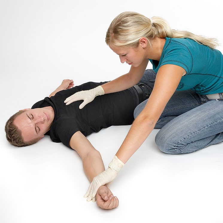 Stabile Seitenlage: Zuerst den zum Reiter nächstliegenden Arm ausstrecken ...